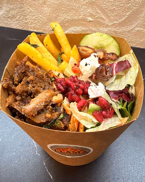 Kebab box con carne, patatas fritas y ensalada
